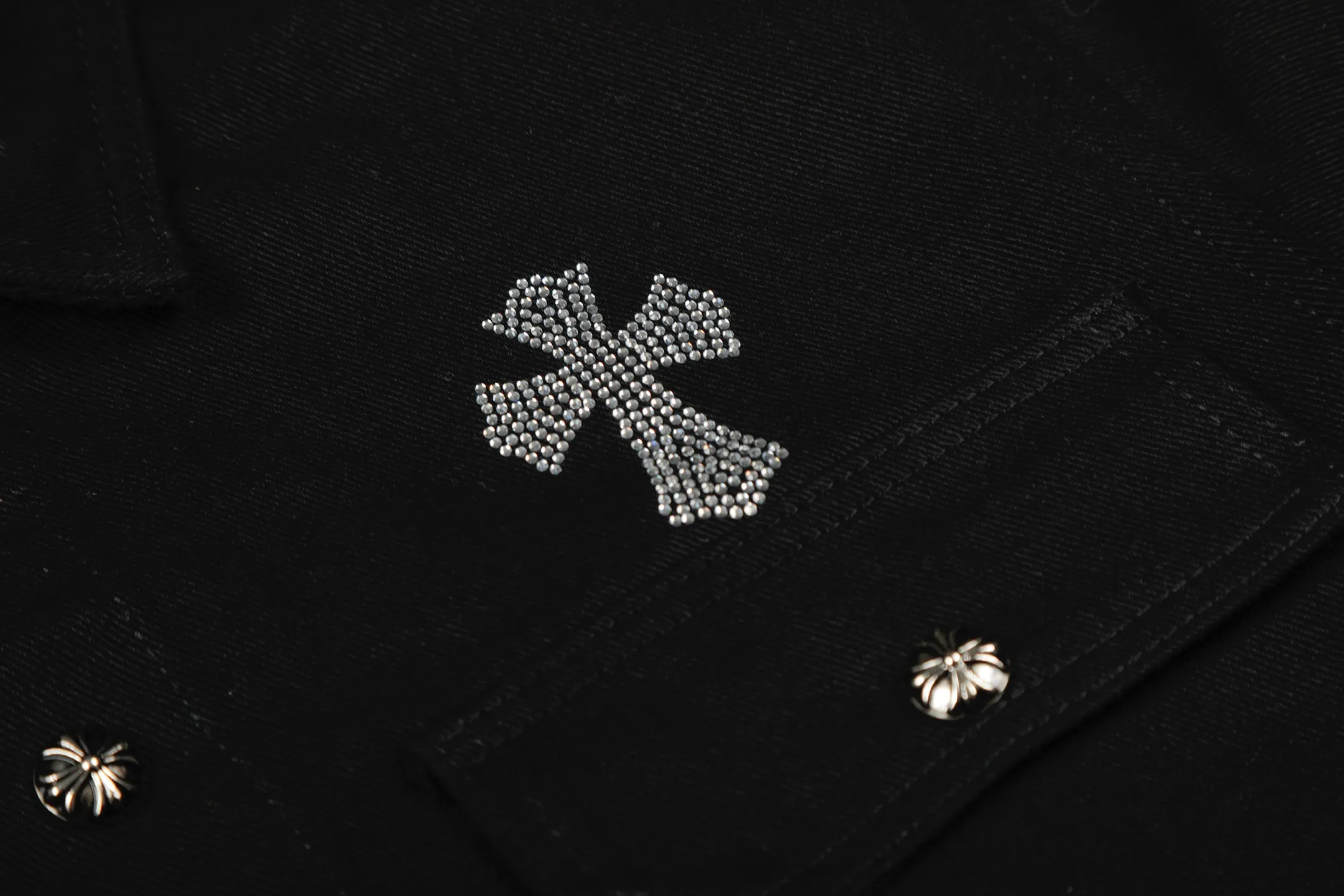 P260 💰 Chrome Hearts Chrome Hearts Cross-Patch Leather Embroidered Shirt Denim Jacket OS version can be worn by both men and women! The fabric is made of twill gauze cotton fabric! The texture is clear and smooth, not easy to wrinkle or fade! The embroidery process is complex and repetitive. There are more than 20 leather labels. It takes 6 repeated embroidery steps to complete the back body. The requirements for the embroidery machine are very strict, and the distance is 45 cm! It won’t work if the spacing is too big, and it won’t work if it’s too small! We make clothes with care, and every detail must be restored one to one! The hardware is all carved and cast, and they are all genuine from the original factory! This piece of clothing consumes a lot of material, with more than 3 meters of material used for one piece of clothing! After the garment is made, it needs to be fixed at high temperature, washed at a water temperature of more than 70 degrees, and softened by adding softener to make the upper body softer and smoother! There is a flap on the sleeve that can be stored into short sleeves! Adapt it to that understanding Color: Black Size: S-M-L-XL